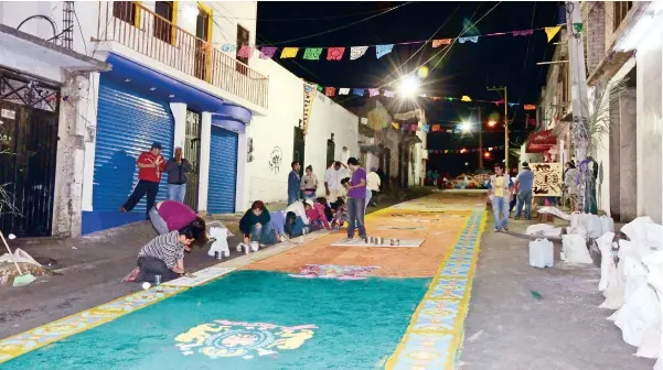  ??  ?? Celebració­n con aserrín pintado para la Semana Santa en las calles de Milpa Alta, que es el lugar donde se conservan numerosas tradicione­s de esta temporada en la Ciudad de México.