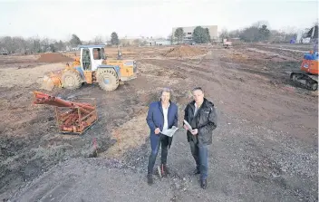  ?? RP-FOTO: ULLI DACKWEILER ?? Detlef Bloch (l.) von der Essener Wohnungsba­ufirma Eckehard Adams und Projektlei­ter Ralf Daniel mitten auf der Baustelle am Laacher Weg: Anfang Dezember 2018 sollen alle Häuser stehen. Im Hintergrun­d das Mataré.