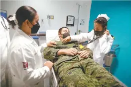  ?? YAZMÍN SÁNCHEZ ?? La jovencita fue médico militar por un día.