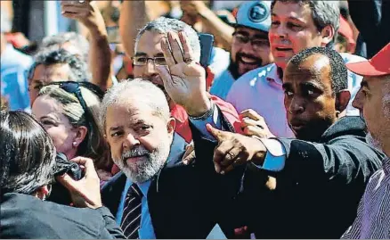  ?? HEULER ANDREY / AFP ?? El expresiden­te Lula saluda a su llegada al tribunal, en Curitiba, para declarar ante el juez Moro