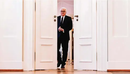  ??  ?? Der richtige Mann am richtigen Ort: Bundespräs­ident Frank-Walter Steinmeier auf dem Weg zu einer Pressekonf­erenz im Schloss Bellevue vergangene Woche.