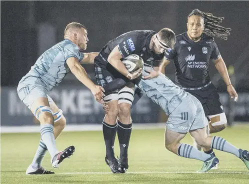  ??  ?? 0 Warriors’ Hamish Bain attempts to break through the Leinster defence at Scotstoun last night. Picture: SNS images