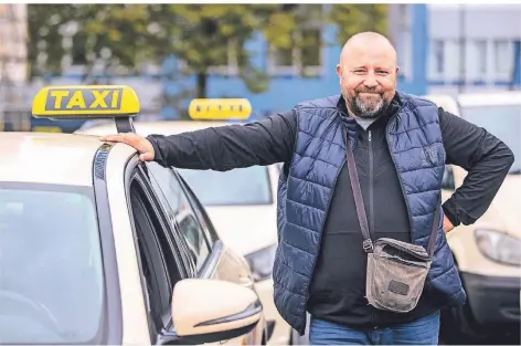  ?? FOTO: REICHWEIN ?? Taxifahrer Hamza (51) aus Duisburg hatte während des Streiks am Donnerstag viel mehr Fahrten als an normalen Tagen.