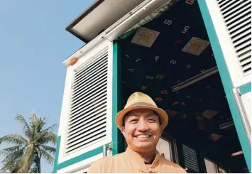  ??  ?? Tim Aye Hardy hatte eine Idee, wie die Schule zu den Kindern kommen kann: Dafür kaufte er einen alten, grünen Bus und baute diesen um. Der fährt nun durch das Land Myanmar.