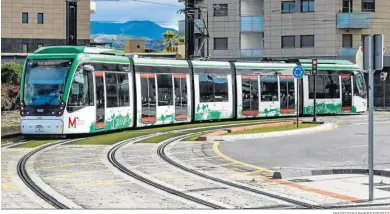  ?? PHOTOGRAPH­ERSSPORTS ?? Un convoy del Metro circula por el PTS, cerca de Armilla.