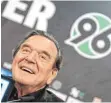  ?? FOTO: DPA ?? Gute Miene zum schlechten Spiel: Gazprom-Gerd bei seiner Lieblingsm­annschaft Hannover 96.