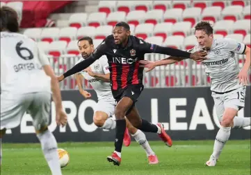  ?? (Photo Sébastien Botella) ?? Les Niçois (ici, Jeff Reine-Adélaïde) n’ont plus gagné à l’Allianz Riviera depuis le  octobre, contre l’Hapoël Beer-Sheva.