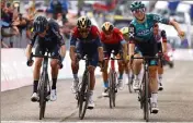  ?? (Photo AFP) ?? Romain Bardet (à gauche) a été devancé d’un boyau par l’australien Jay Hindley, hier au sprint et au sommet du géant des Apennins.