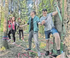  ?? FOTO: THILO BERGMANN ?? Teilnehmer eines Erlebnispä­dagogikkur­ses in Oberrussen­ried bei Neukirch kochen unter freiem Himmel und über dem Lagerfeuer und bewältigen gemeinsam einen Seilgarten.