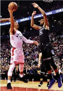  ?? FRaNK GUNN/THE CANADIAN PRESS ?? Kings forward Marvin Bagley III attempts to stop Raptors guard Danny Green during Toronto’s win Tuesday.