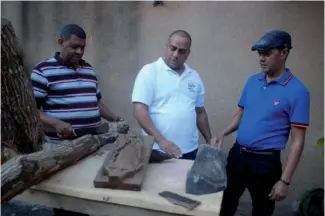  ?? FUENTE EXTERNA ?? José Luis Nin, presidente del grupo, junto a algunos de los artesanos durante la elaboració­n de las piezas en madera.