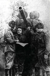  ?? (Courtesy Eynikayt) ?? JEWISH SOLDIERS of the 23rd tank brigade. (Left to right) Mark Kovalev, Matvei Gampel, Sholem Shvartsman, Zalman Shpunt and Grigorii Gurevich, as appeared in the publicatio­n ‘Eynikayt.’