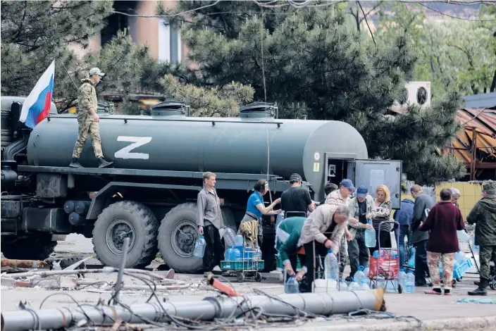  ?? BILD: ALEXEI ALEXANDROV ?? Stadsbor i Mariupol hämtar vatten som distribuer­as av ryska ockupation­smyndighet­er. Kriget hotar folkhälsan i Ukraina på både kort och lång sikt, enligt WHO.