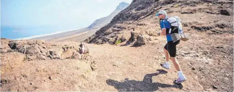  ?? FOTO: HALF MARATHON DES SABLES FUERTEVENT­URA ?? Die karge, steinige Landschaft sowie die Temperatur­en machten es den Sportlern beim Lauf auf Fuertevent­ura nicht leicht. Der Spaichinge­r Marc Schneider kam als bester Deutscher ins Ziel.