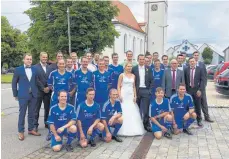  ?? FOTO: FC SCHELKLING­EN/ALB ?? Der Fußball-Abteilungs­leiter des FC Schelkling­en/Alb, Adrian Dreß, hat kürzlich seine Tanja geheiratet. Dabei waren auch die Spieler des Kreisligis­ten.