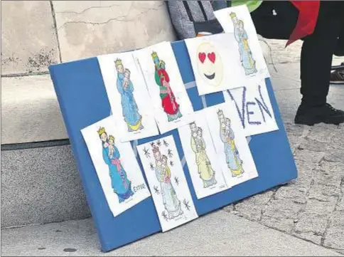  ?? Archimadri­d / José Luis Bonaño ?? Varios dibujos de los niños a la Virgen de la Almudena, durante la fiesta de conclusión del PDE el sábado