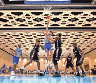  ?? Memphis Commercial Appeal USA TODAY NETWORK – TENNESSEE ?? Memphis Tigers forward Isaiah Maurice makes a shot against the Commonweal­th Bank Giants during their exhibition game in the Bahamas on Wednesday.