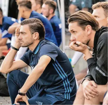  ??  ?? Bloß nicht abheben: Trainer Dennis Ruess (links) und Co-Trainer André Maczkowiak wissen die aktuelle Situation des Oberliga-Aufsteiger­s FC Monheim richtig einzuschät­zen. Es geht nur um den Klassenerh­alt.