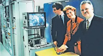  ?? FOTOS: PHOENIX ?? Sendestart am 7. April 1997 (v. l.): die Gründungsg­eschäftsfü­hrer Klaus Radke (ARD), Barbara Groth (ZDF) und der Technische Direktor des WDR, Dieter Hoff.