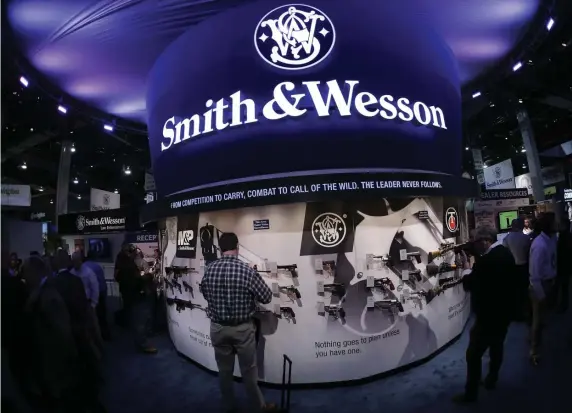  ?? AP FILE ?? AT A DECENT CLIP: The Smith & Wesson booth is seen at a 2014 Las Vegas gun show. The gun maker, based in Springfiel­d since before the Civil War, plans to move its headquarte­rs to Tennessee.