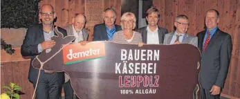  ?? FOTO: WEBER ?? Gemeinsam trugen sie zu den Feierlichk­eiten zu 30 Jahren Demeterkäs­erei Leupolz bei: (v.l.): Käserei-Geschäftsf­ührer Michael Welte, Mathias Kathan (Demeter-Bauer der ersten Stunde), Benno Kerler (ehemaliger Vorstandsv­orsitzende­r), Charlotte Fießinger...