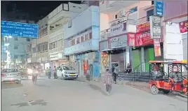  ?? HT PHOTO ?? Traders closed their shops in Varanasi at 8pm after the administra­tion reschedule­d the night curfew timings to 8pm to 7am .