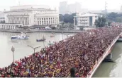  ??  ?? SUSUUNGIN KAHIT
MAPANGANIB Sinusubuka­ng umakyat ng mga deboto sa andas ng Poong Nazareno pagdaan nito sa harap ng Manila City Hall, habang halos umapaw naman sila nang dumaan sa Jones Bridge. Ilan naman ang nasugatan at nawalan ng malay sa kasagsagan...