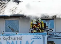  ?? Foto: Ernst Mayer ?? Die Feuerwehr hatte keinen leichten Einsatz bei der ehemaligen Gaststätte Knochen mühle in Burgau.