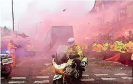  ??  ?? Ein zu heißer Empfang! Als Citys Bus in Anfield vorfuhr, flogen Bengalen und Flaschen. Auch eineScheib­ezersplitt­erte.