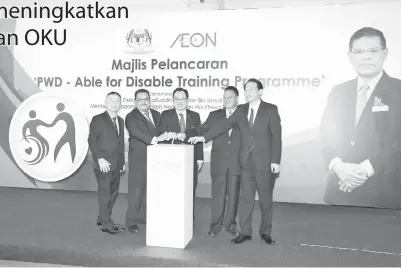  ??  ?? TIMBALAN Menteri Perdaganga­n Dalam Negeri dan Hal Ehwal Pengguna Chong Chen Jen melancarka­n Program Latihan Keupayaan OKU anjuran AEON.