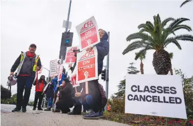  ?? AP PHOTO/MARCIO JOSE SANCHEZ ?? Demonstrat­ors picket outside the Cal State Northridge campus Monday in Northridge, Calif.