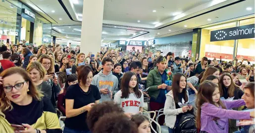  ??  ?? Emozioni La folla dei fan che ha atteso per ore Fedez al selected store di Oriocenter dove alle 16,30 è iniziato il rito del «firmacopie»