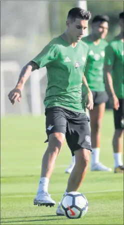  ??  ?? REGRESO. Cristian Tello, durante un entrenamie­nto del Betis.