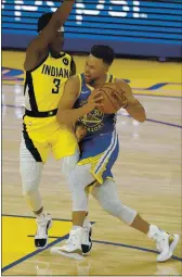  ?? JANE TYSKA — BAY AREA NElS GROUP ?? Indiono’s Aoron Holidoy oggressive­ly defends Steph Curry during Golden Stote’s 104-95 loss Tuesdoy night.