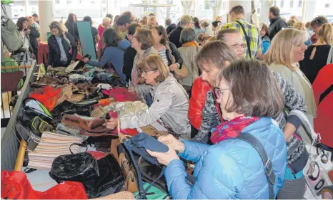  ?? FOTO: BRIGITTE GEISELHART ?? Schnell zugreifen! Beim ersten Handtasche­nflohmarkt der Soroptimis­tinnen in der Musikschul­e wurden Handtasche­nträume wahr. Am Ende des Tages wurden stolze 1500 Taschen für einen guten Zweck verauft.