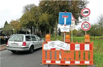  ?? FOTO: MEIS ?? Wer von Breyell aus über die Lindenalle­e und durch das Sassenfeld nach Lobberich fahren will, steht am „Blauen Bock“vor einem rot-weißen Absperrgit­ter.