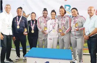  ??  ?? Meralis Lara, Clarismeli Furcal, Ana Mendoza, María Lachapelle, Asheley Noca y Janisa Romero de la Octava Zona reciben medallas del viceminist­ro de Deportes, Enmanuel Trinidad.