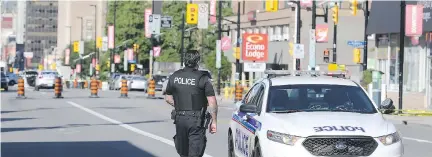  ?? TONY CALDWELL ?? Ottawa police investigat­e a Sunday-night shooting on Rideau Street in the ByWard Market, in front of the Mingle Room Bar and Lounge. People and small businesses in the area are deeply concerned about crime in the neighbourh­ood, five residents write.