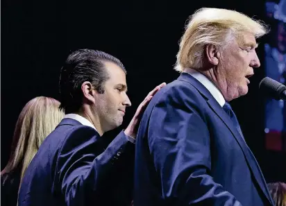  ?? FOTO: AFP ?? Donald Trump (71) und sein Sohn Donald jr. (39) am Abend vor der Präsidents­chaftswahl im November 2016.