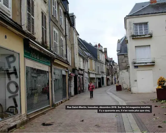  ??  ?? Rue Saint-martin, Issoudun, décembre 2018. Sur les 54 magasins installés il y a quarante ans, il n'en reste plus que cinq.