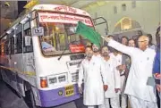  ??  ?? The bus for Lucknow University students being flagged off in Lucknow on Tuesday.