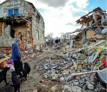  ?? (Kozlov/Epa) ?? Macerie Seguito da alcuni cani, Gennady cammina tra le rovine dei palazzi della sua città, Cherkaski Tyshky, nella regione di Kharkiv