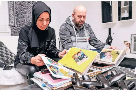 ??  ?? Ayten und Tuncay Dogan blättern in Fotoalben und trauern um ihren verstorben­en Sohn Ahmet.