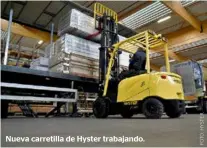  ??  ?? Nueva carretilla de Hyster trabajando.