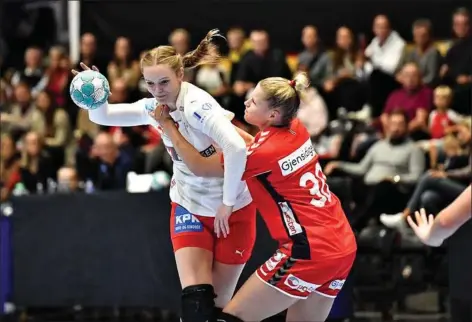  ?? ?? Anne Mette Hansens (tv.) syv scoringer rakte ikke helt i håndboldkv­indernes kamp mod Norge. Foto: Ernst van Norde/Ritzau Scanpix