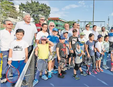  ?? AMELIA ANDRADE / EXPRESO ?? Promesas. Los pequeños tenistas que dan sus primeros pasos en el deporte disfrutaro­n de las nuevas canchas del Centro Nacional. Además, compartier­on con glorias nacionales.