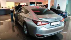  ?? FOTO: TOR MJAALAND ?? Lexus ES er en stor sedan med prislapp som starter på rundt 550.000 kroner.