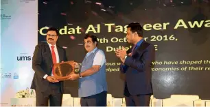  ??  ?? Dr Dhananjay Datar receiving ‘Excellence in Retail Sector’ award from Nitin Gadkari.