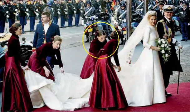  ??  ?? En febrero de 2002, Inés fue dama de honor en la boda de de su hermana Máxima y el príncipe Guillermo. En 2007, fue elegida madrina de Ariadna. A pesar de que prefería la la ropa informal, no dudaba en vestir elegante. Su diseñador preferido era Benito Fernández, quien estuvo en su despedida.