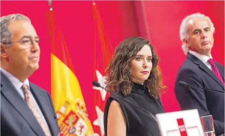  ?? C. DE MADRID ?? La presidenta de la Comunidad, Isabel Díaz Ayuso, junto a los consejeros de Educación (izda.) y Sanidad (drcha).